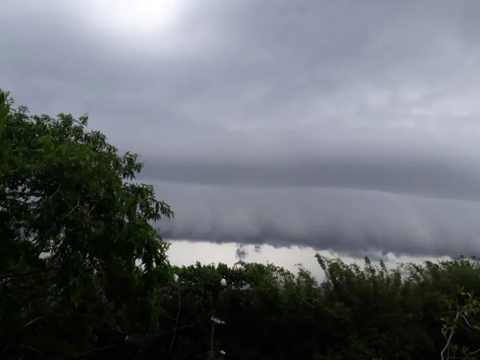 SC tem chance de temporais e chuva intensa com risco de alagamentos