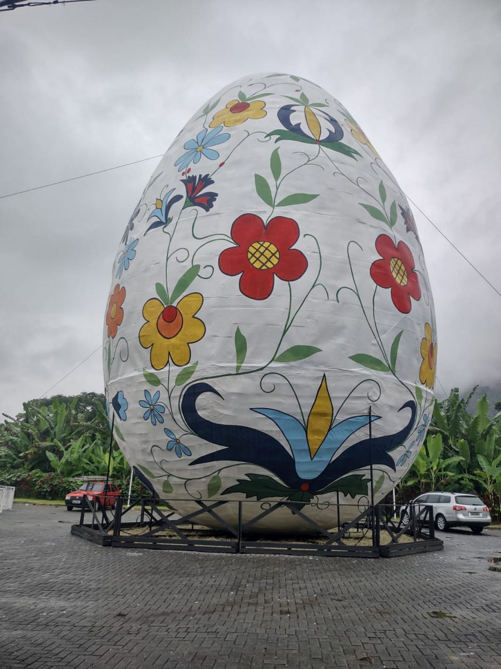 Osterfest começa nesta quinta-feira; conheça idealizadora da pintura do ovo gigante de Pomerode