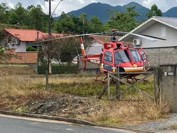 Idoso é atacado por abelhas em Timbó e é encaminhado de helicóptero para o hospital