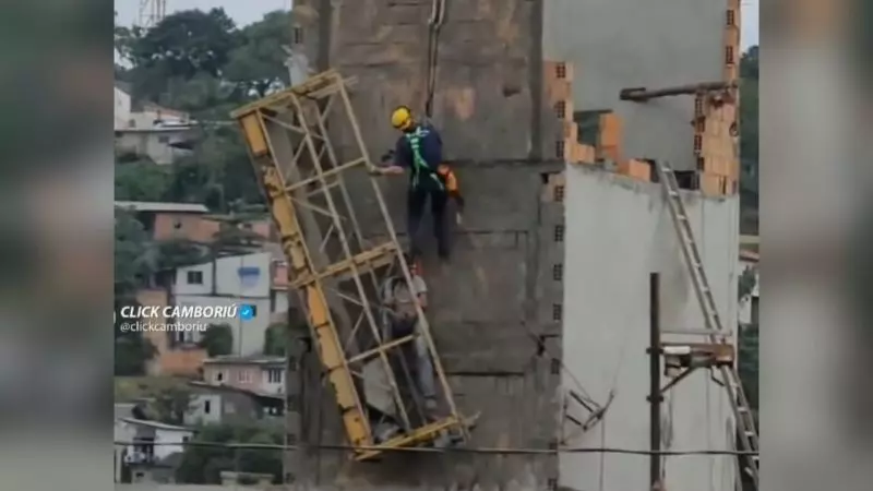 Trabalhador cai de andaime e fica pendurado a 12 metros de altura em Camboriú