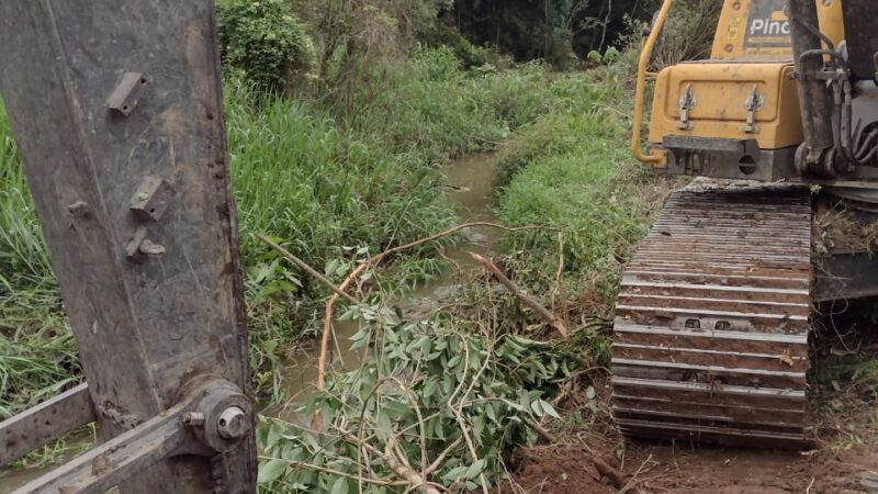 Obras atua na limpeza do Rio Negrinho