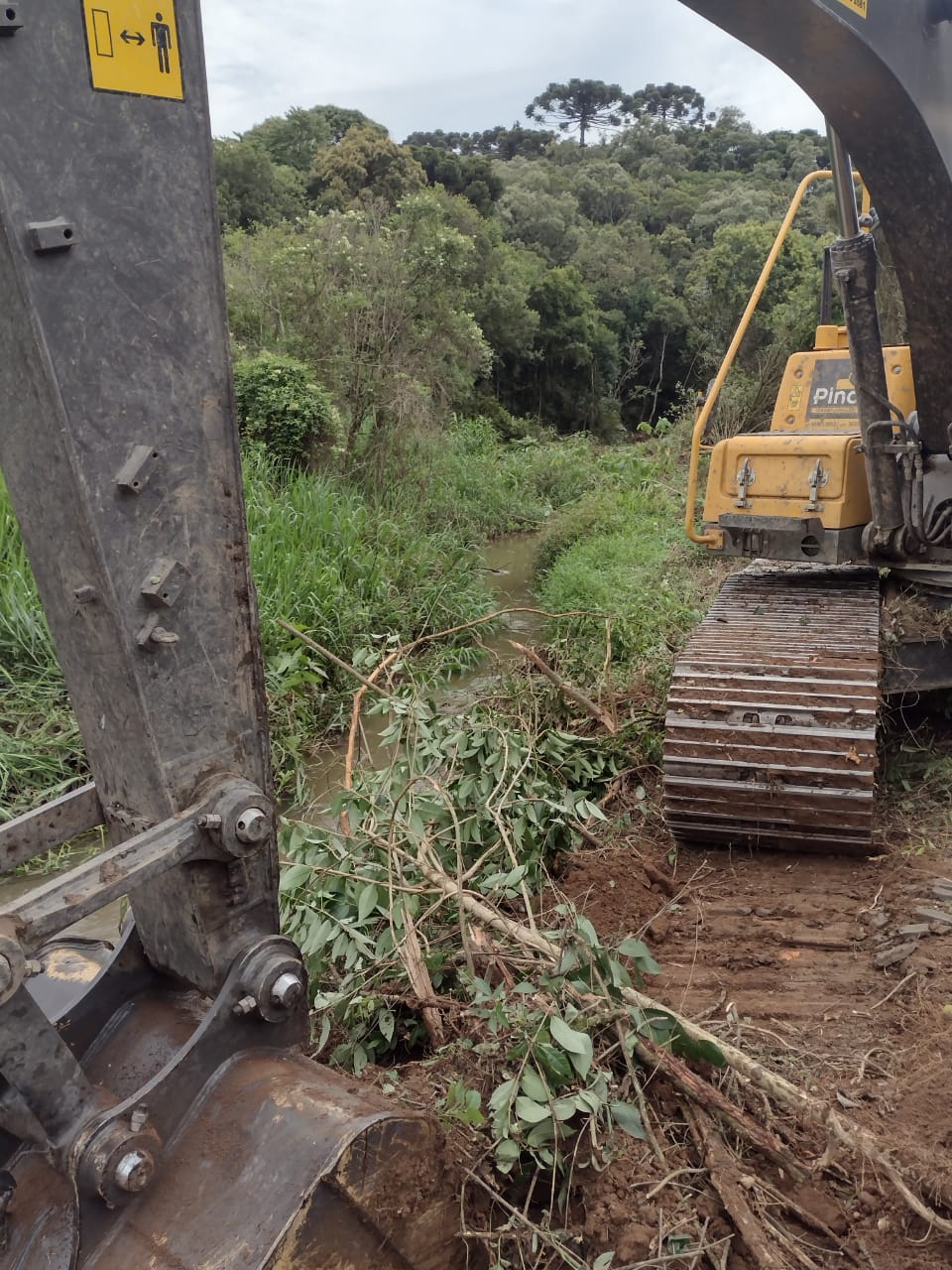 Obras atua na limpeza do Rio Negrinho