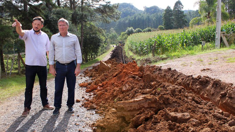 Estrada Carlos Drechsler recebe rede de abastecimento de água