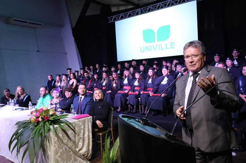 Prefeito participa de solenidades de formaturas 