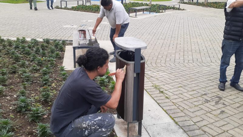 Pinturas de bancos, mesas e lixeiras na área central