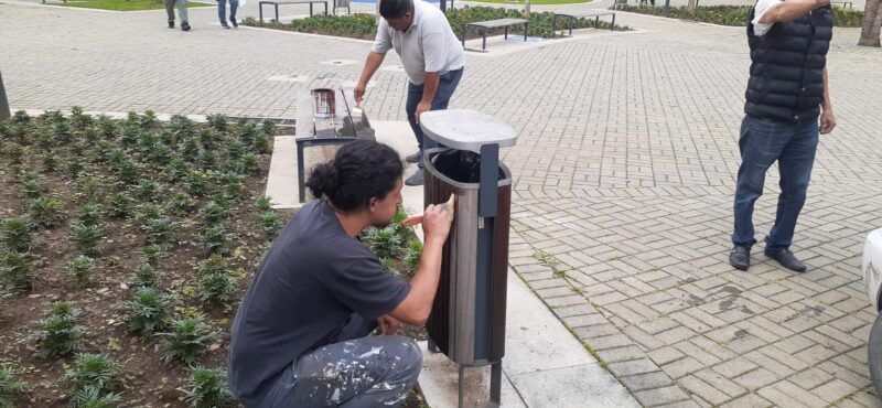 Pinturas de bancos, mesas e lixeiras na área central