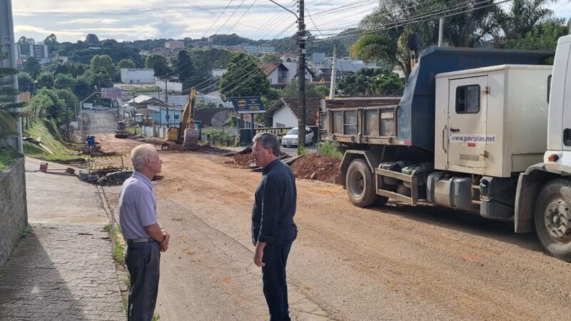 Prefeito acompanha obras pelo município