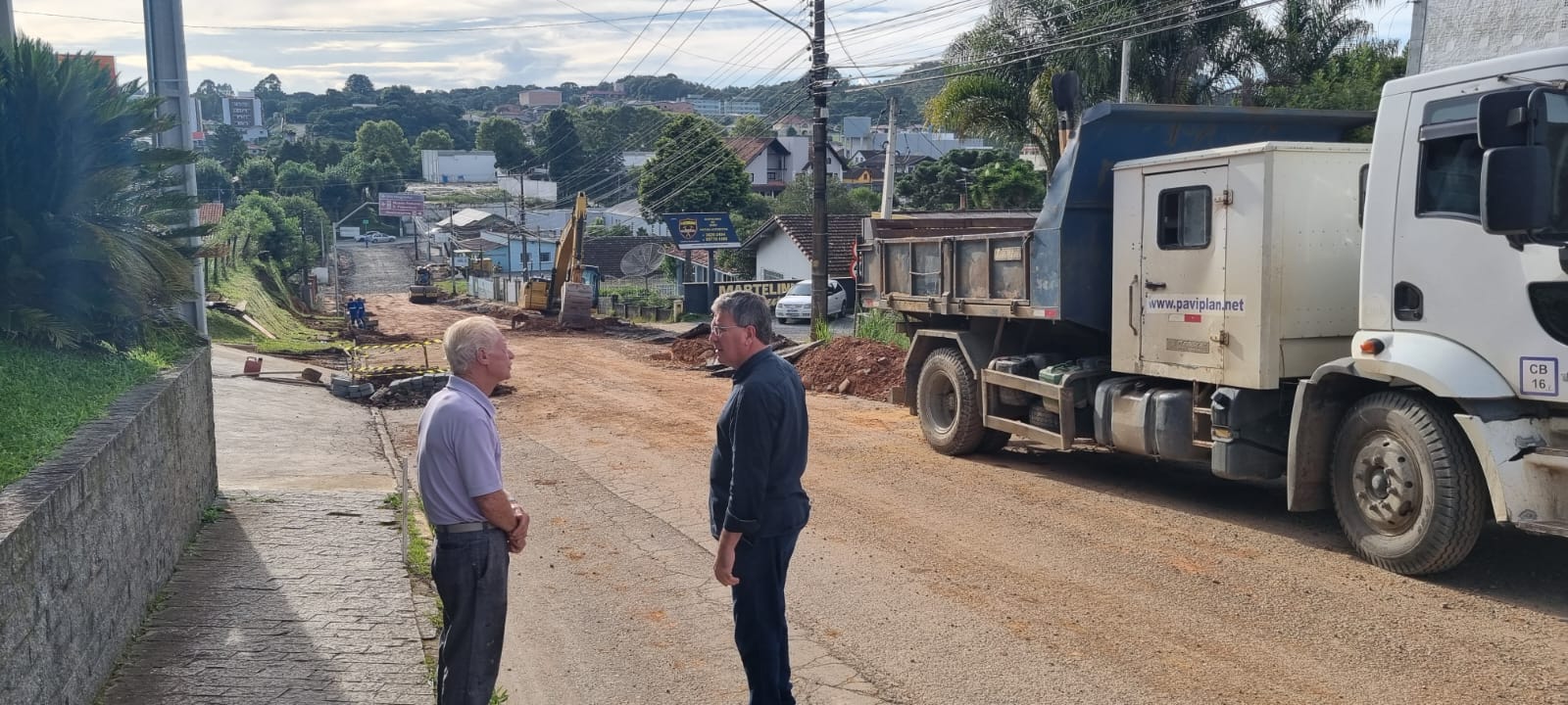 Prefeito acompanha obras pelo município