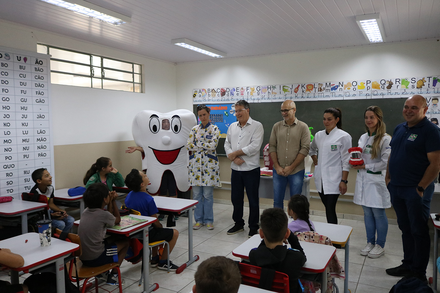 Projeto leva atendimento odontológico às crianças de escolas municipais