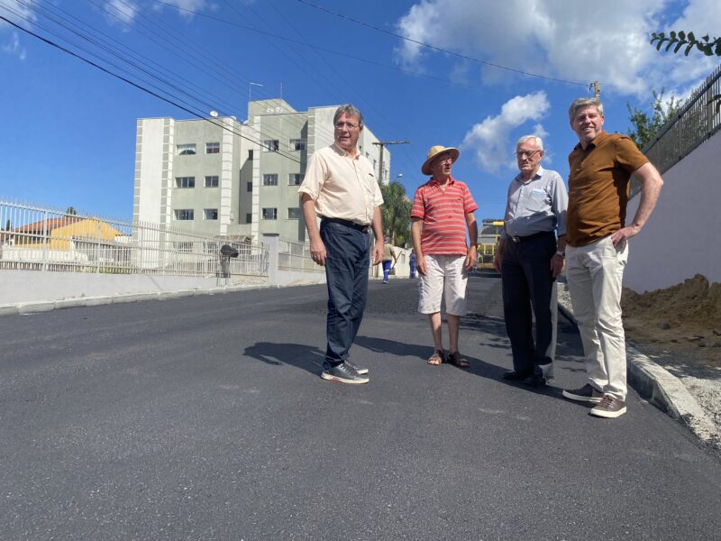 Rua João Wenceslau Pscheidt recebe pavimentação