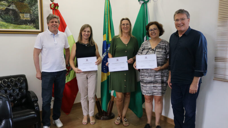 Servidores aposentados recebem certificado