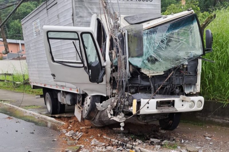 Caminhão bate contra poste e bairro fica sem energia em Jaraguá do Sul