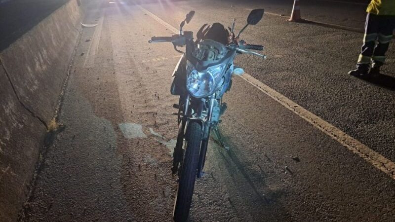 Homem morre atropelado por motocicleta na BR-101 em Joinville