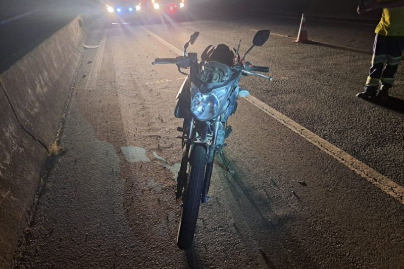 Homem morre atropelado por motocicleta na BR-101 em Joinville