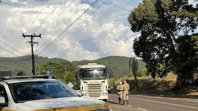 Caminhão de combustível é abordado transportando água em Concórdia 