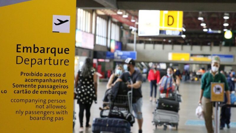 Anvisa acaba com exigência de máscaras em aviões e aeroportos