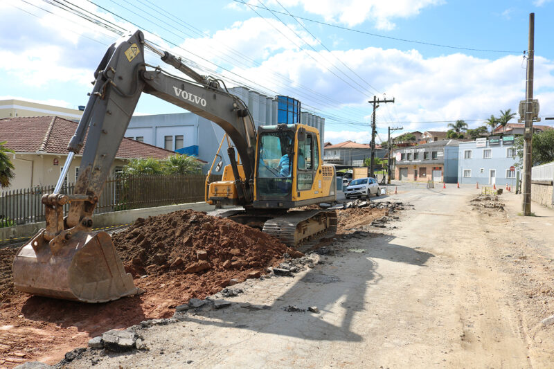 Atenção para o trânsito na Estrada das Neves!