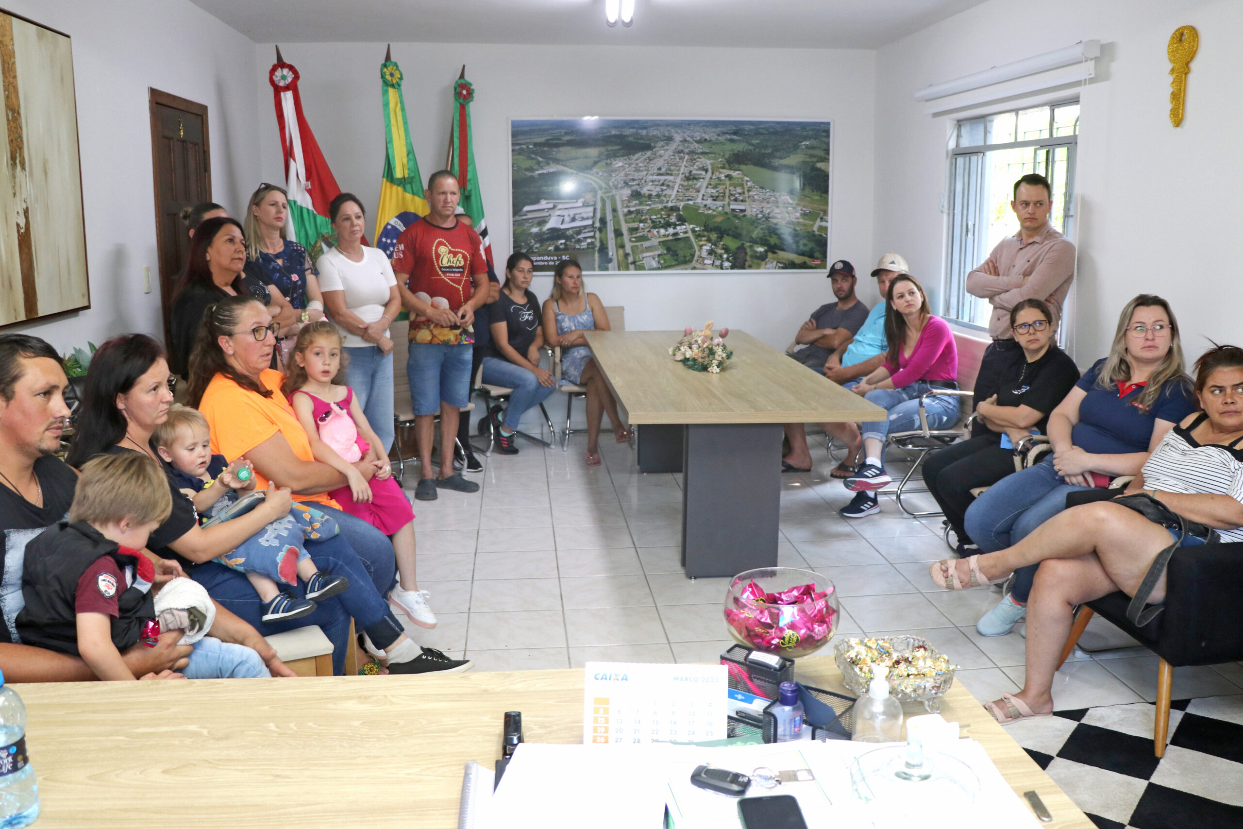 Prefeito ouve pais preocupados com a segurança nas escolas.