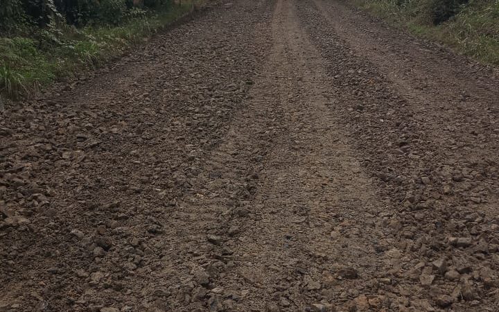 Prefeitura trabalha arduamente mesmo com chuva para recuperar as estradas