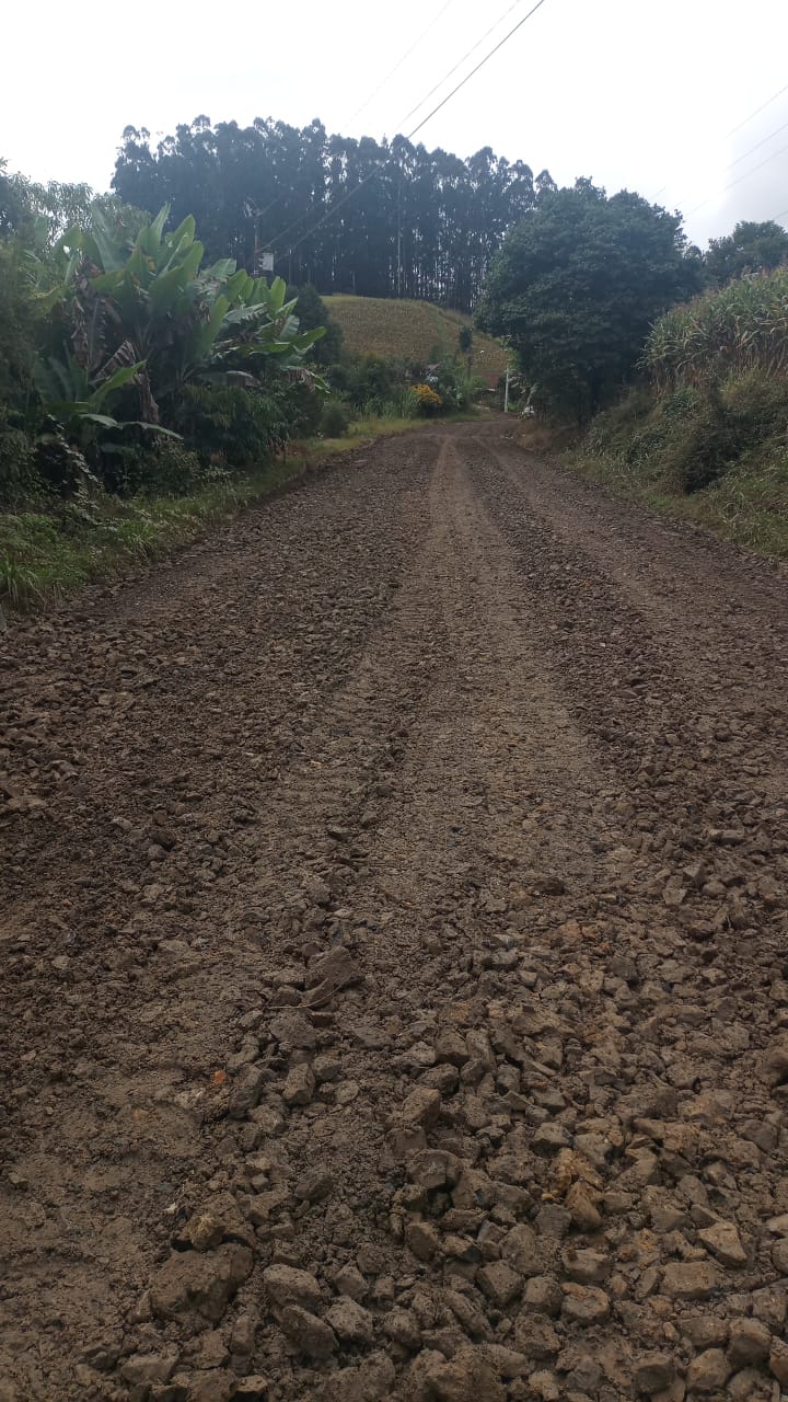 Prefeitura trabalha arduamente mesmo com chuva para recuperar as estradas