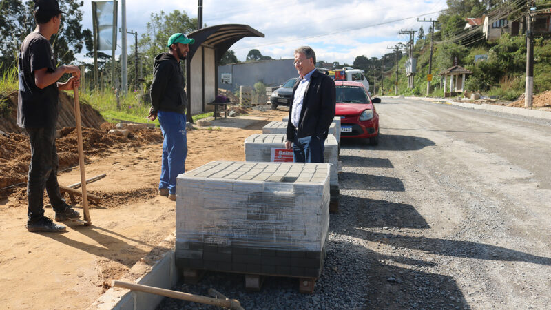 Implantação de meios-fios e calçadas na Estrada das Neves