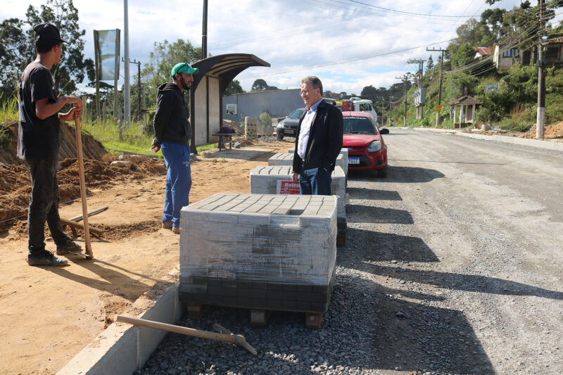 Implantação de meios-fios e calçadas na Estrada das Neves