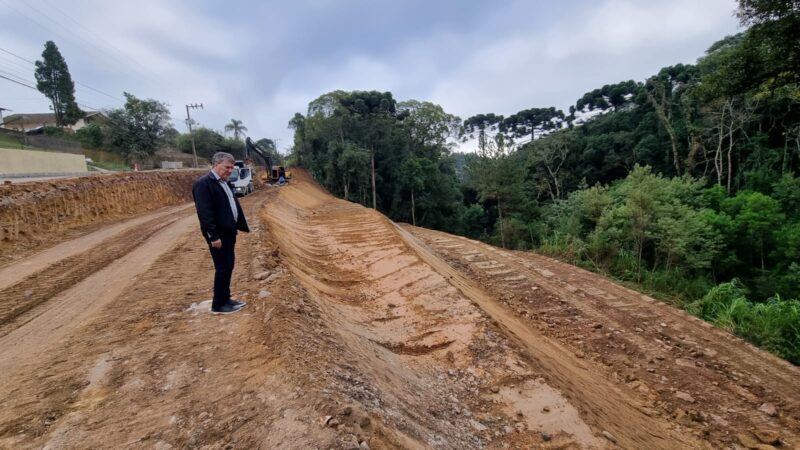 Obras seguem para finalizar pavimentação na Rua Tereza Conrad