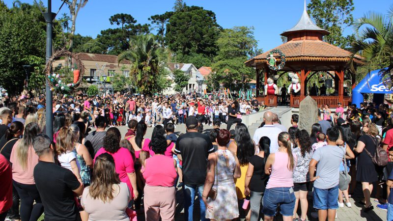 Praça Jardim dos Imigrantes lota com evento de Páscoa