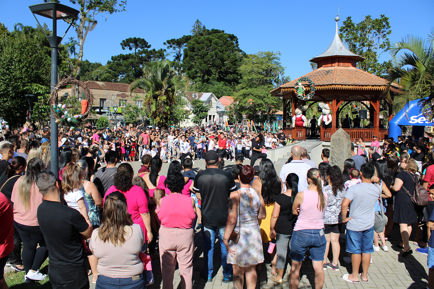 Praça Jardim dos Imigrantes lota com evento de Páscoa