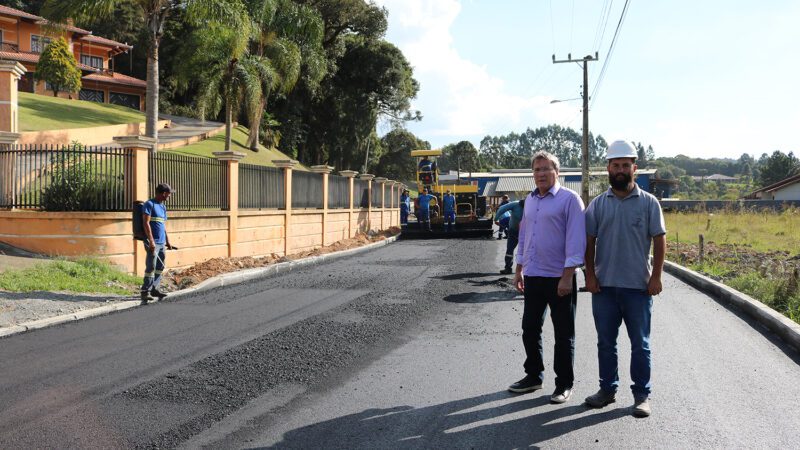 Prefeito acompanha pavimentação na Estrada Cruzeiro