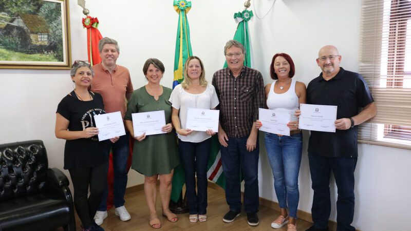 Servidores aposentados recebem certificados de reconhecimento