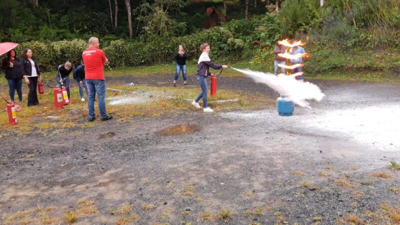 Treinamento sobre primeiros socorros e combate ao incêndio