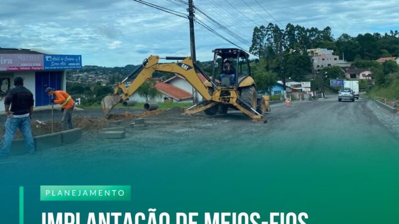 Implantação de meios-fios na Estrada das Neves