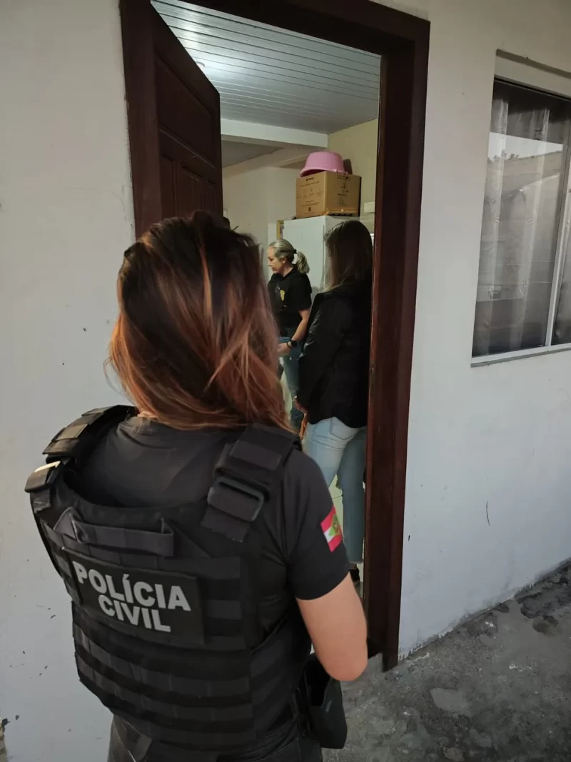 Polícia apreende 4 menores e prende 2 adultos em operação contra violência nas escolas em SC