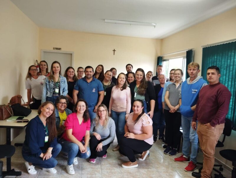 Reunião do Núcleo Intersetorial de Apoio ao Programa de Combate à Evasão Escolar. Reúne representantes dos setores da prefeitura de Santa Terezinha