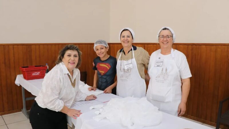 Feira de Cuques e doces pela Igreja Matriz Puríssimo Coração de Maria.