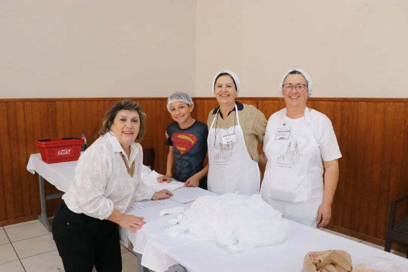 Feira de Cuques e doces pela Igreja Matriz Puríssimo Coração de Maria.