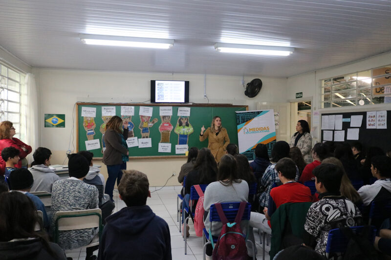 Alunos da EBM Newton Mendes recebem orientações sobre o ECA