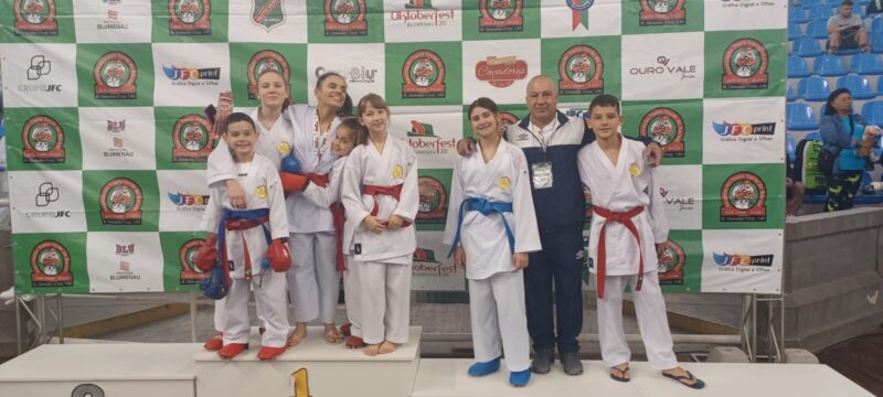 Atletas conquistam medalhas na Taça SC de Karatê