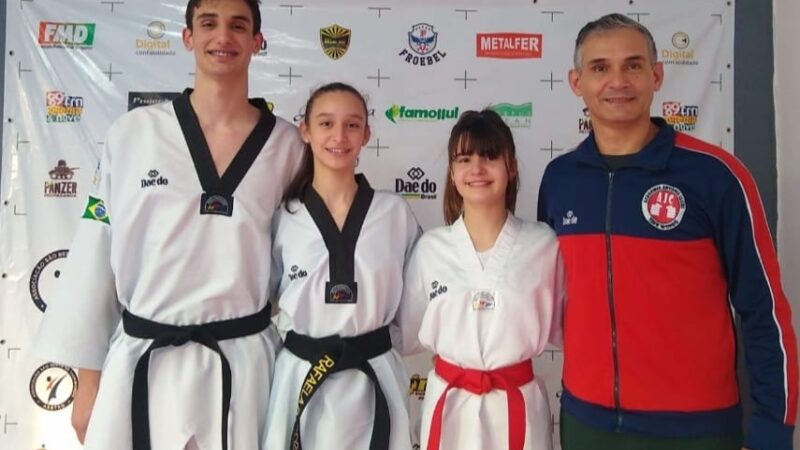 Equipe de Taekwondo em competição pela Copa Regional Sul