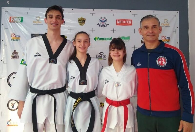 Equipe de Taekwondo em competição pela Copa Regional Sul