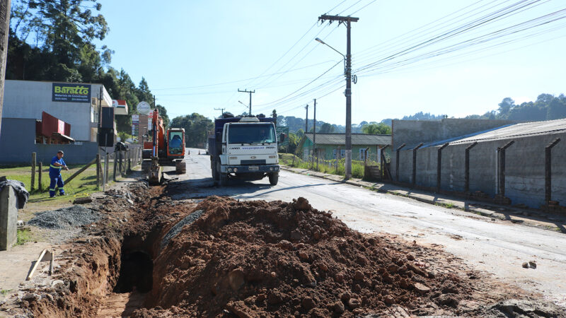 Trecho da rua José Rückl interditado para obras