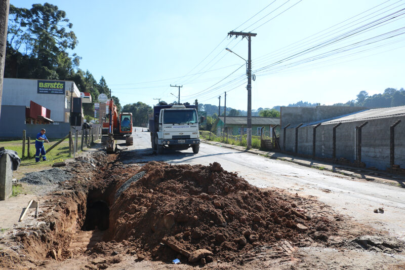 Trecho da rua José Rückl interditado para obras