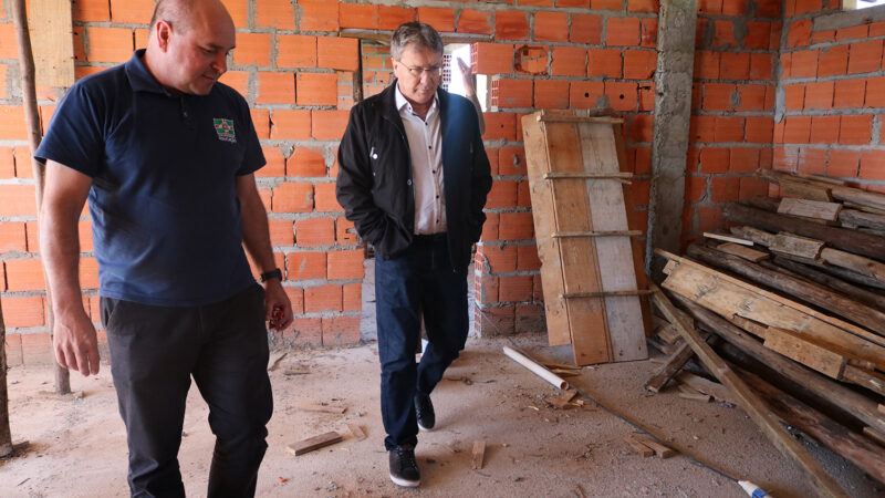 Obras em andamento no CEIM Tico e Teco e EBM Osny Vasconcellos