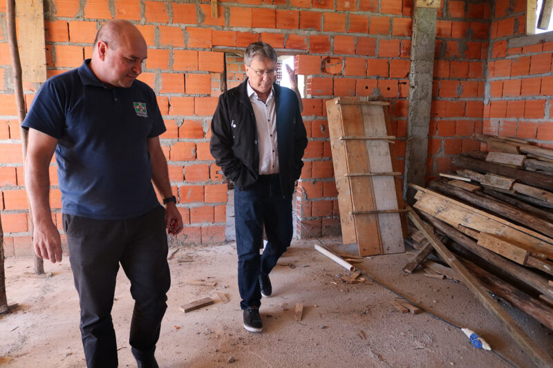 Obras em andamento no CEIM Tico e Teco e EBM Osny Vasconcellos