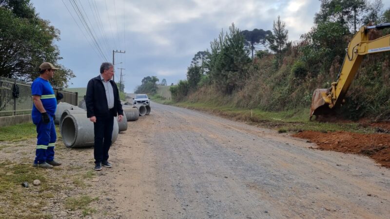 Obras em andamento para pavimentação da Estrada Carlos Muller