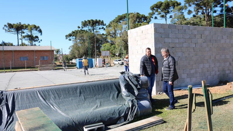 Prefeito visita obra da nova quadra de futebol society