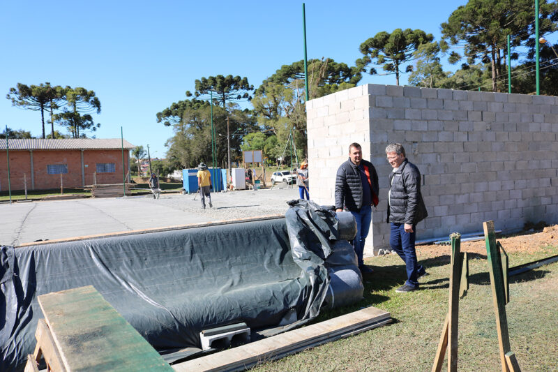 Prefeito visita obra da nova quadra de futebol society