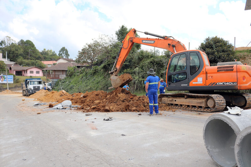 Rua José Rückl com trabalhos em andamento