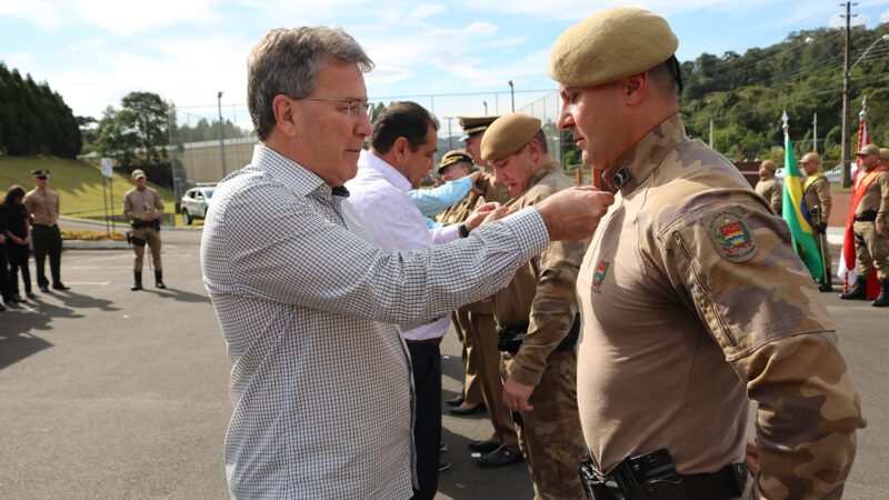 Solenidade homenageia policiais